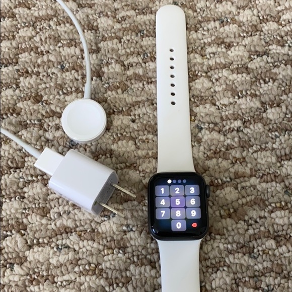 Apple Watch series 4, 40 MM - Picture 4 of 5